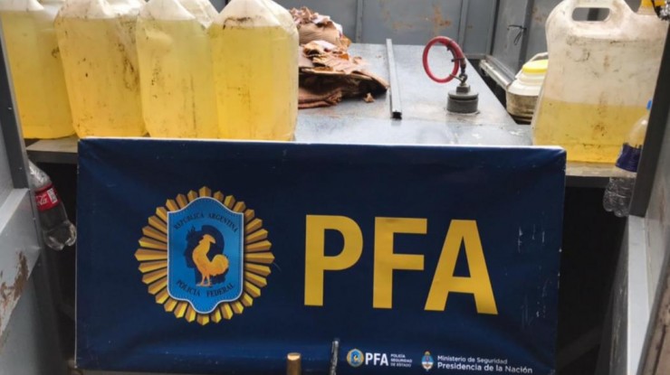 La PFA desarticuló una banda criminal que comercializaba aceite adulterado